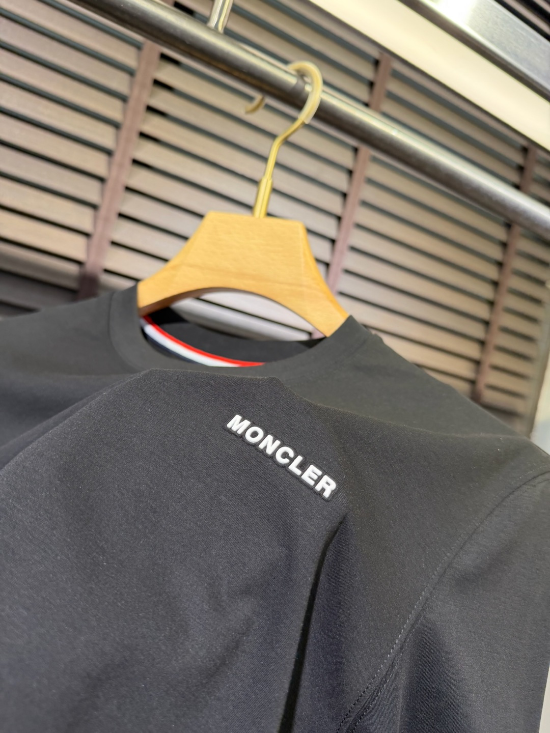 Moncl&蒙👄2026SS新款圆领T。柜子最新款。采用定制高支数莫代尔➕棉➕氨纶混纺面料，抗皱吸汗速干