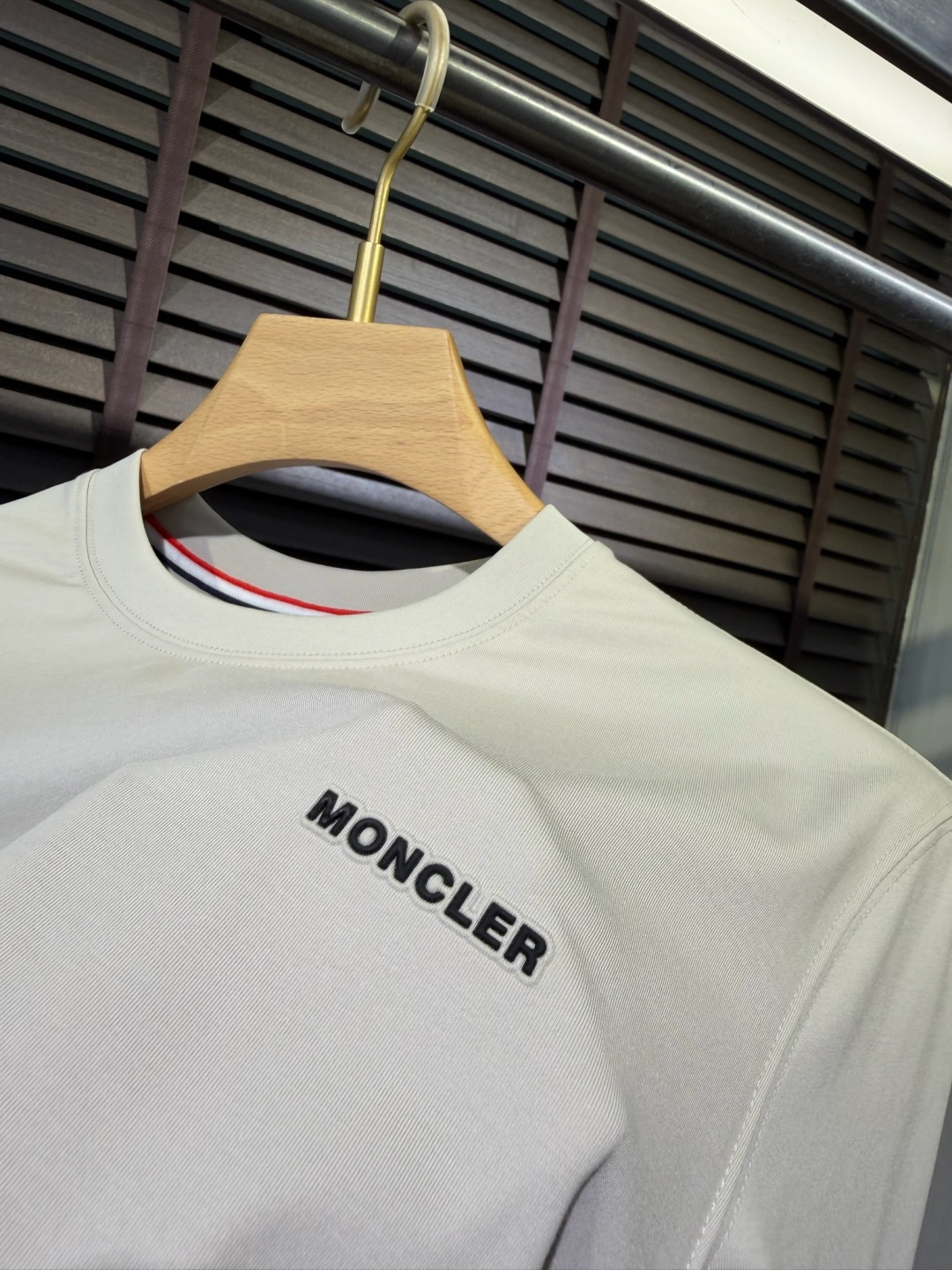 Moncl&蒙👄2026SS新款圆领T。柜子最新款。采用定制高支数莫代尔➕棉➕氨纶混纺面料，抗皱吸汗速干