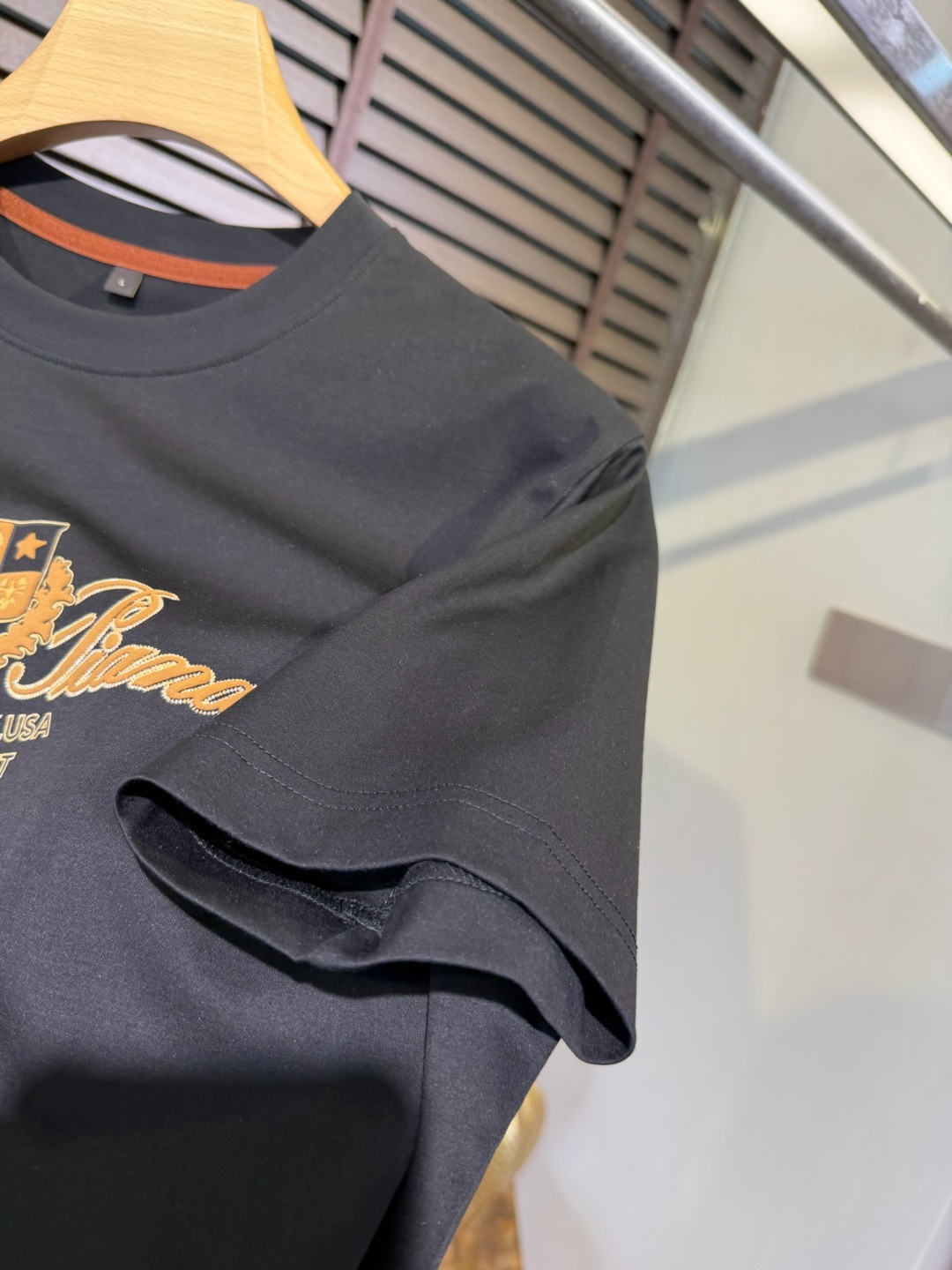 loro Pian&loro Piana&诺悠翩雅2026SS新款圆领T。柜子最新款。采用定制高支数莫代