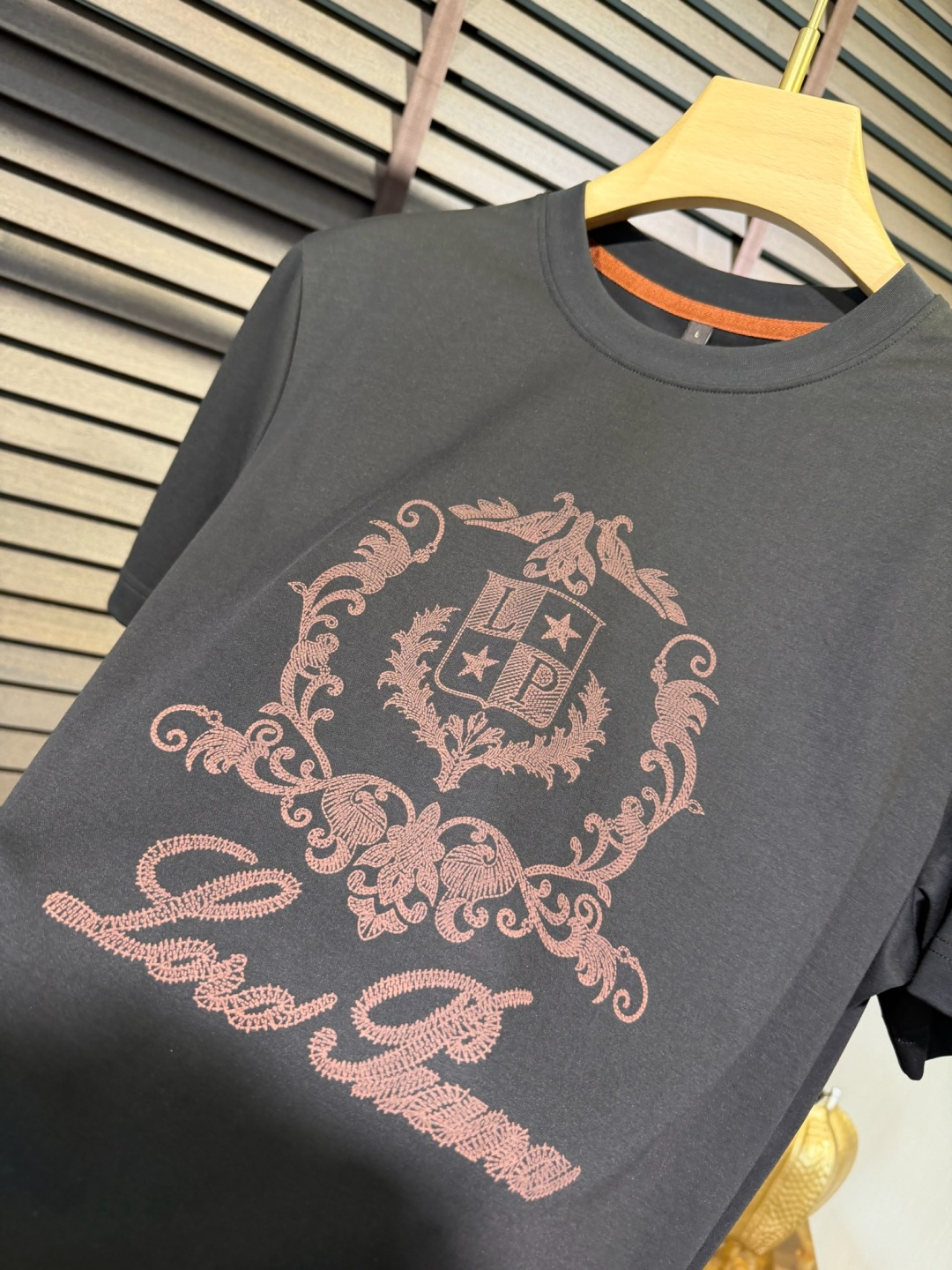 loro Pian&loro Piana&诺悠翩雅2026SS新款圆领T。柜子最新款。采用定制高支数莫代