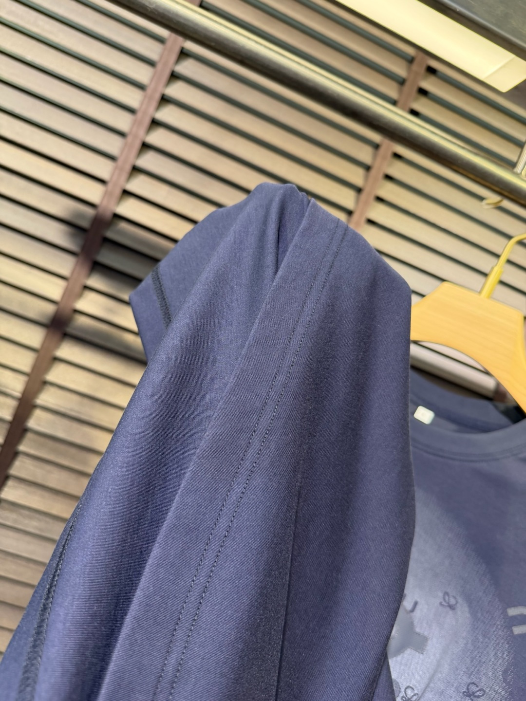 Leow&罗意🧣2026SS新款圆领T。柜子最新款。采用定制高支数莫代尔➕棉➕氨纶混纺面料，抗皱吸汗速干