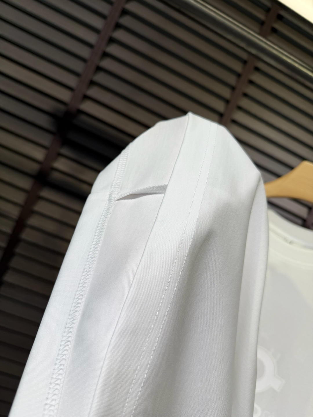 Leow&罗意🧣2026SS新款圆领T。柜子最新款。采用定制高支数莫代尔➕棉➕氨纶混纺面料，抗皱吸汗速干