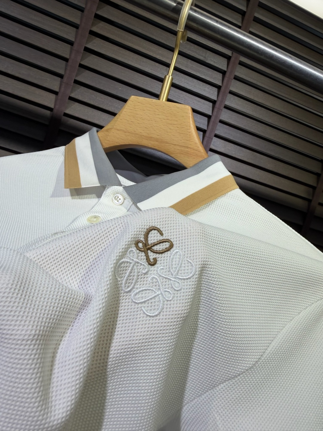 Leow&罗意🧣2026SS新款Polo衫。采用定制莫代尔➕棉➕环保聚酯纤维➕氨纶混纺面料，抗皱吸汗速干