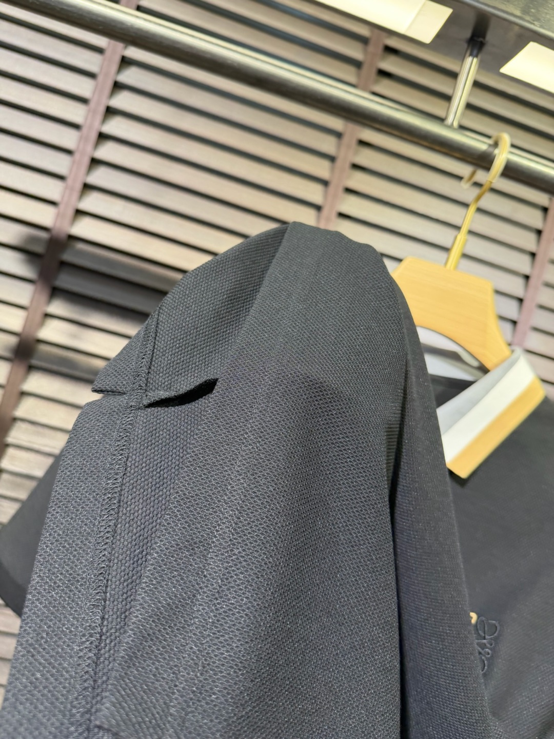 Leow&罗意🧣2026SS新款Polo衫。采用定制莫代尔➕棉➕环保聚酯纤维➕氨纶混纺面料，抗皱吸汗速干