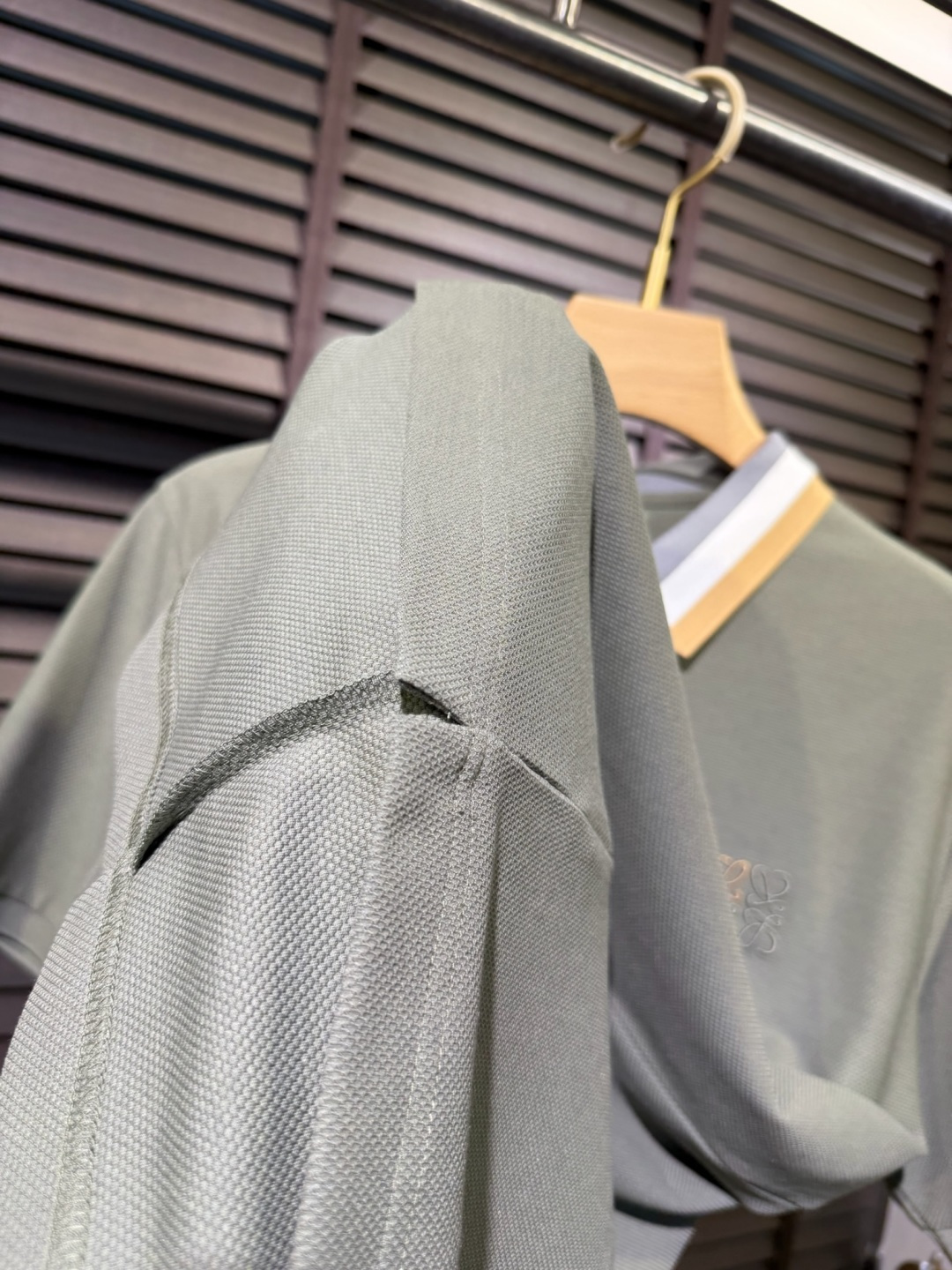 Leow&罗意🧣2026SS新款Polo衫。采用定制莫代尔➕棉➕环保聚酯纤维➕氨纶混纺面料，抗皱吸汗速干