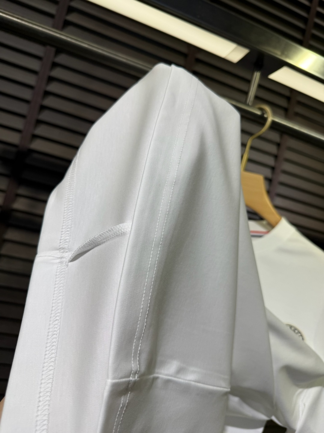 Moncl&蒙👄2026SS新款圆领T。柜子最新款。采用定制高支数莫代尔➕棉➕氨纶混纺面料，抗皱吸汗速干