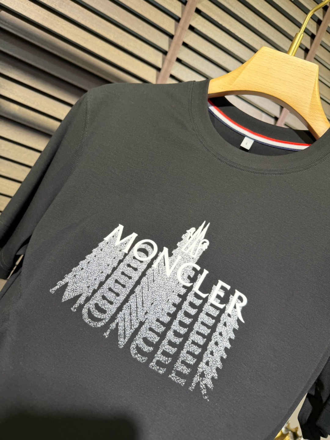 Moncl&蒙👄2026SS新款圆领T。柜子最新款。采用定制高支数莫代尔➕棉➕氨纶混纺面料，抗皱吸汗速干