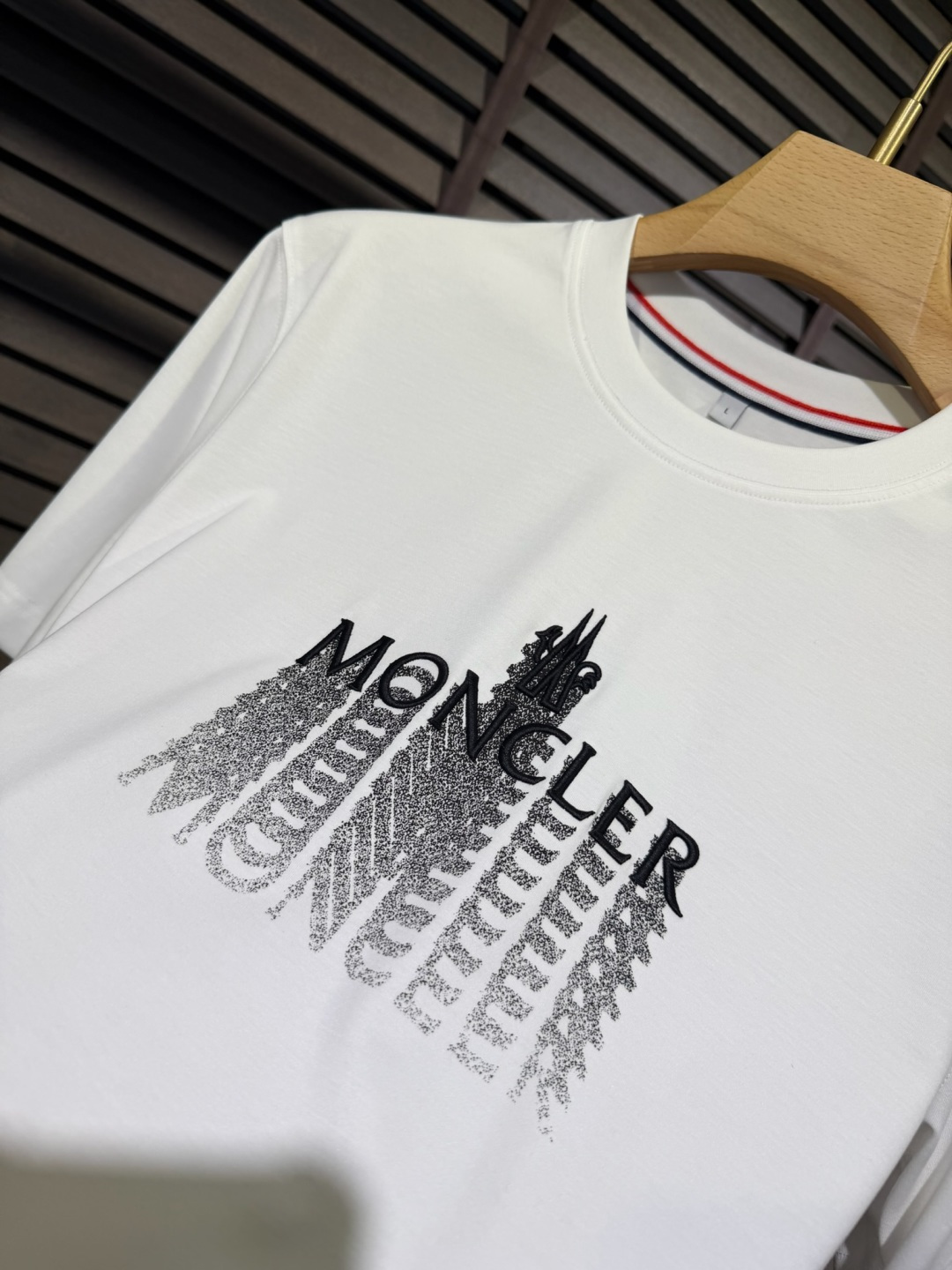Moncl&蒙👄2026SS新款圆领T。柜子最新款。采用定制高支数莫代尔➕棉➕氨纶混纺面料，抗皱吸汗速干