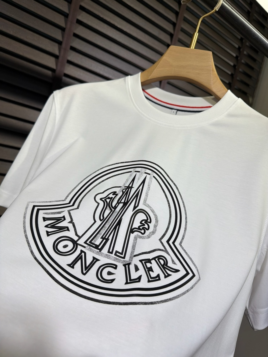 Moncl&蒙👄2026SS新款圆领T。柜子最新款。采用定制高支数莫代尔➕棉➕氨纶混纺面料，抗皱吸汗速干