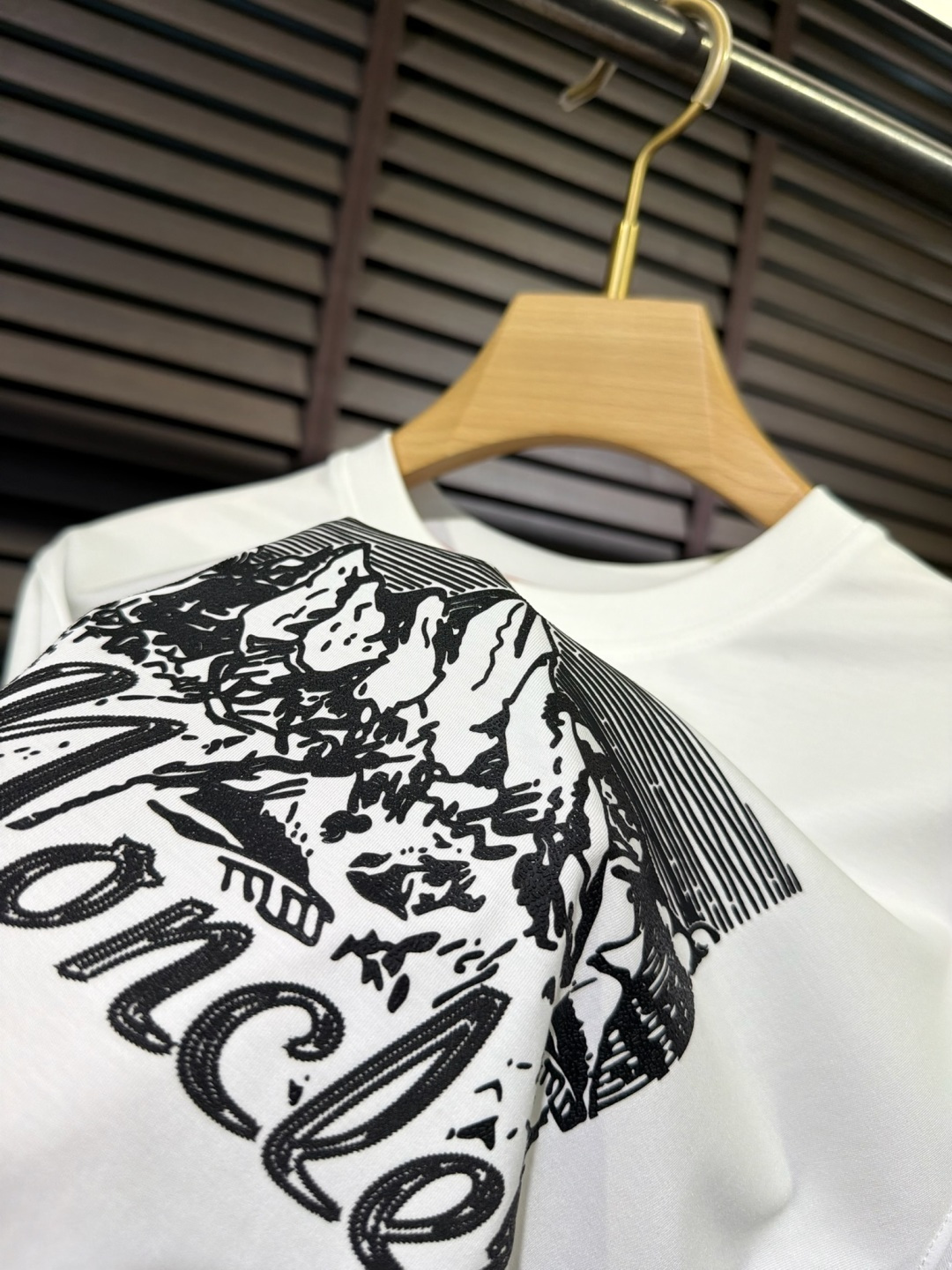 Moncl&蒙👄2026SS新款圆领T。柜子最新款。，胸前经典雪山图案。采用定制高支数莫代尔➕棉➕氨纶混