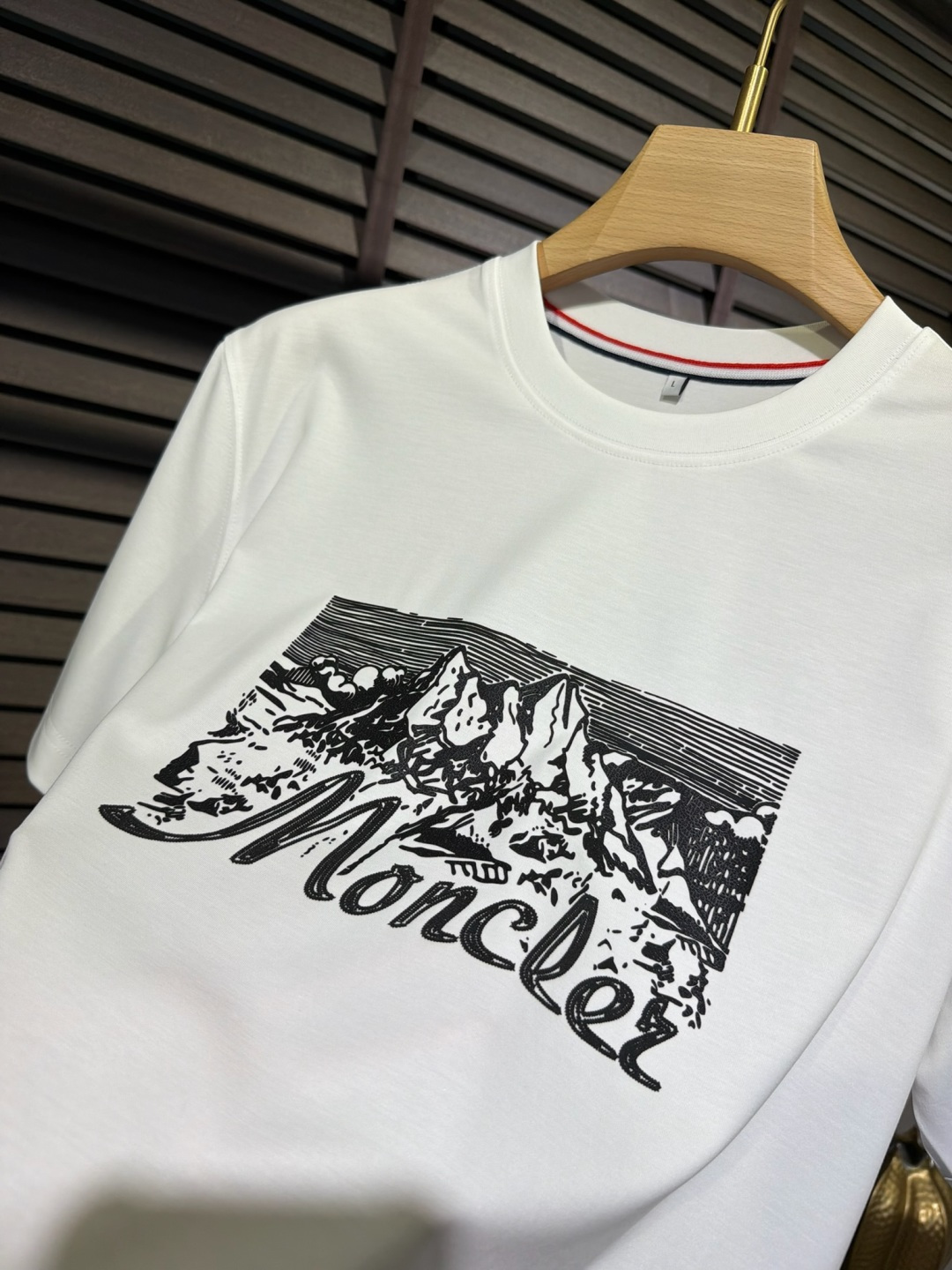 Moncl&蒙👄2026SS新款圆领T。柜子最新款。，胸前经典雪山图案。采用定制高支数莫代尔➕棉➕氨纶混
