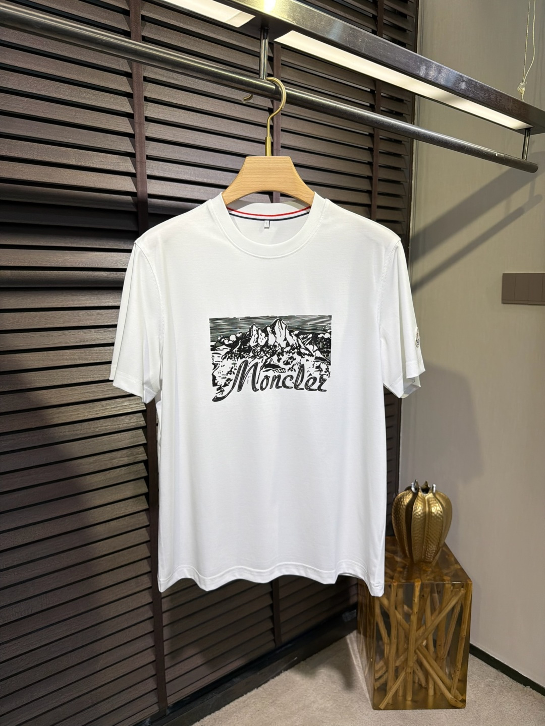 Moncl&蒙👄2026SS新款圆领T。柜子最新款。，胸前经典雪山图案。采用定制高支数莫代尔➕棉➕氨纶混