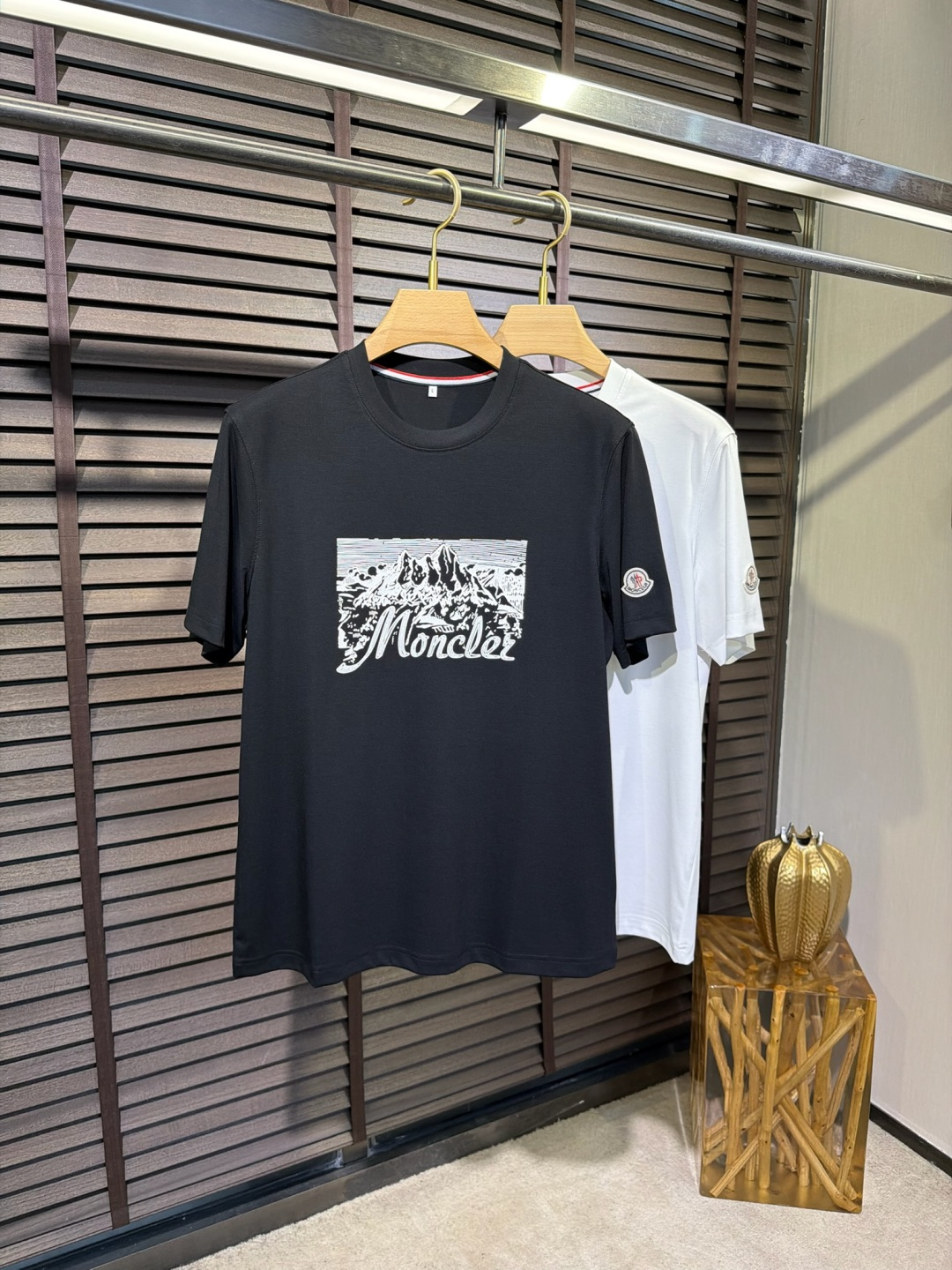 Moncl&蒙👄2026SS新款圆领T。柜子最新款。，胸前经典雪山图案。采用定制高支数莫代尔➕棉➕氨纶混