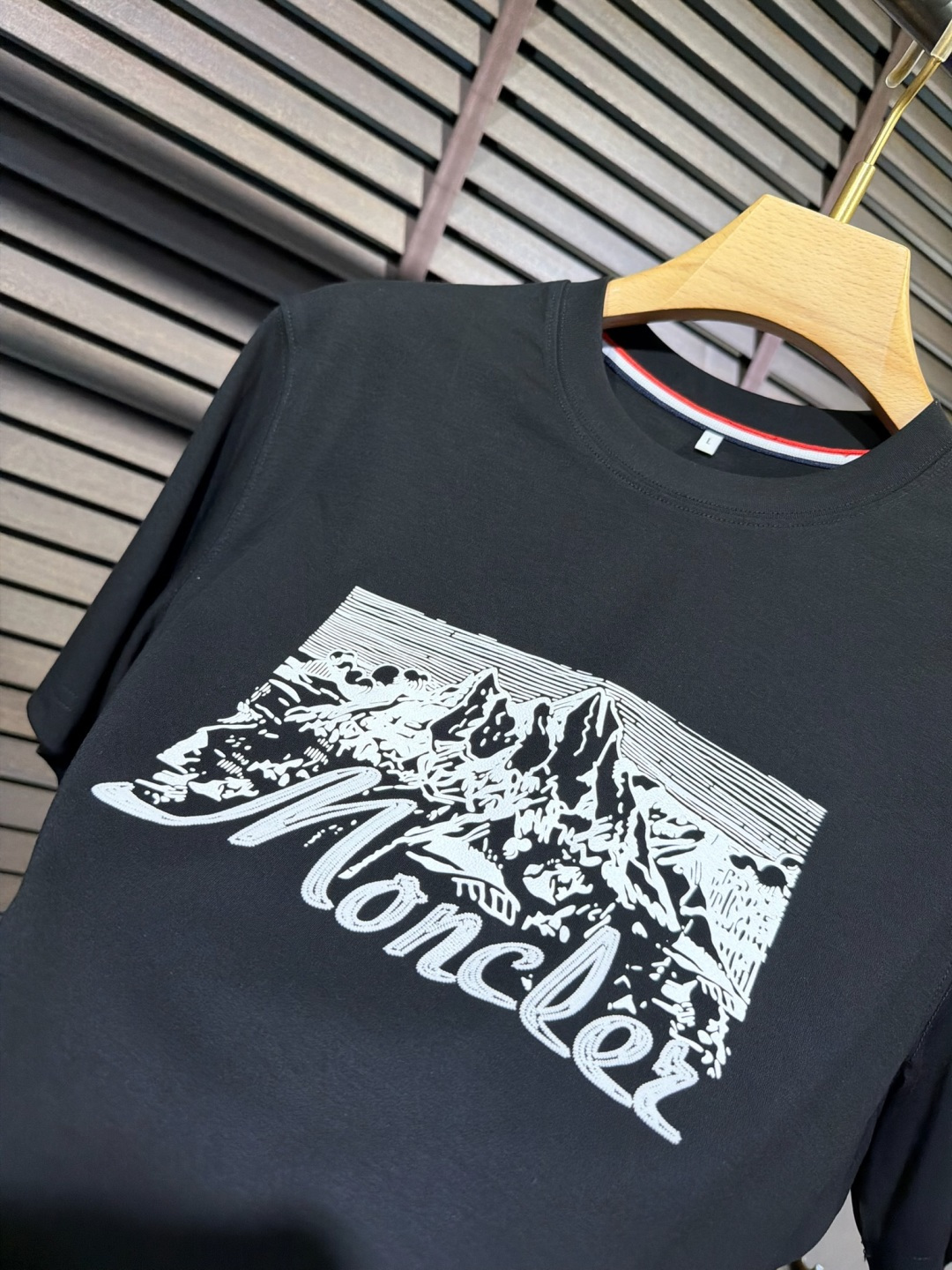 Moncl&蒙👄2026SS新款圆领T。柜子最新款。，胸前经典雪山图案。采用定制高支数莫代尔➕棉➕氨纶混