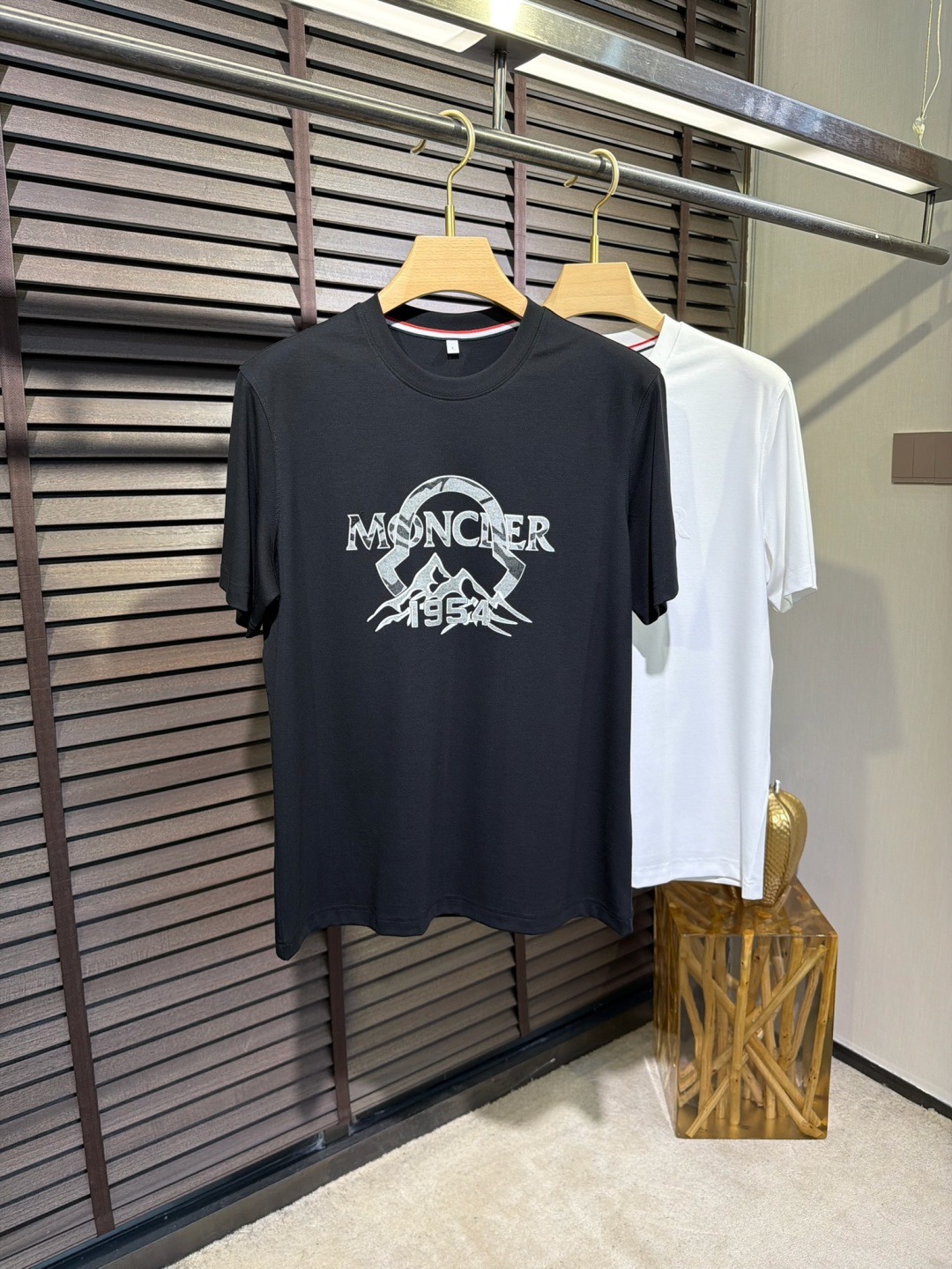 Moncl&蒙👄2026SS新款圆领T。柜子最新款。，胸前经典图案。采用定制高支数莫代尔➕棉➕氨纶混纺面