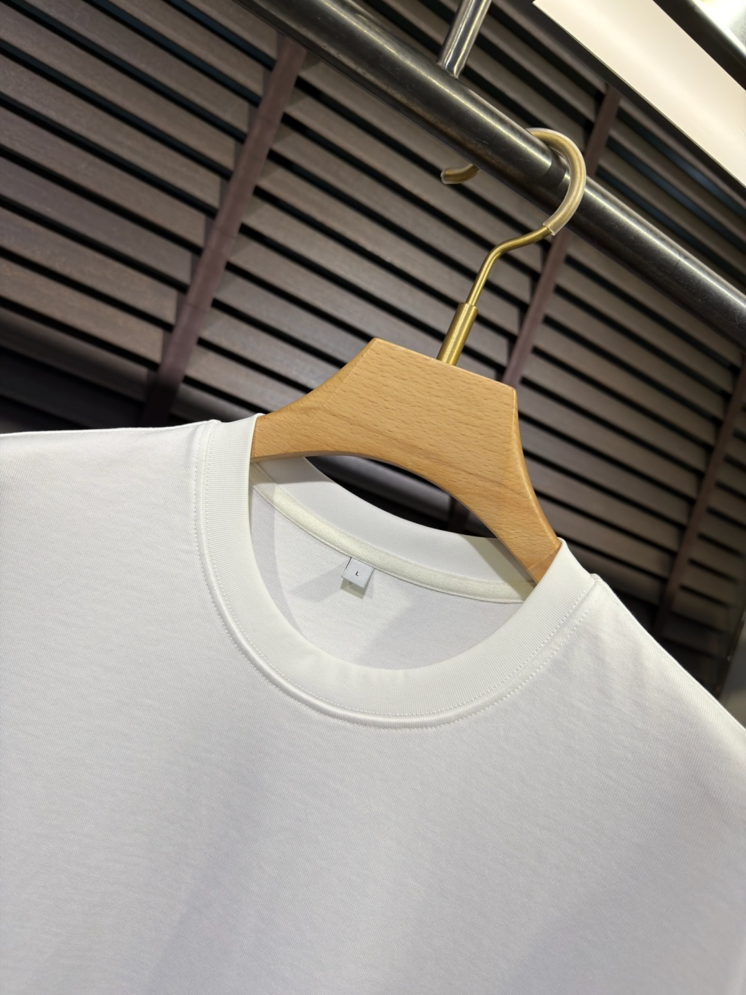 Valentin&华伦天🦌2026SS新款圆领短袖T。采用定制高支数100%有机棉面料，自带清凉感，抗皱