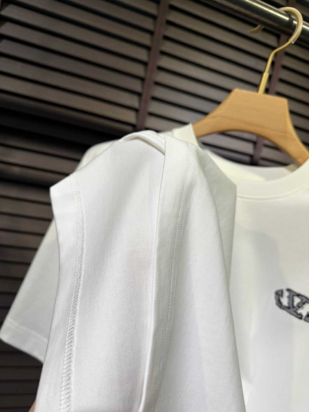 Valentin&华伦天🦌2026SS新款圆领短袖T。采用定制高支数100%有机棉面料，自带清凉感，抗皱
