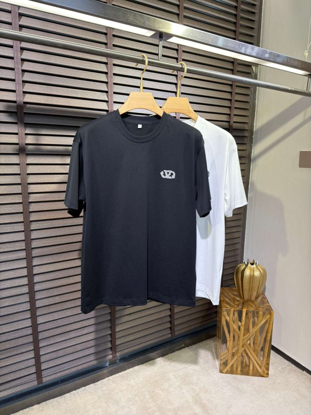 Valentin&华伦天🦌2026SS新款圆领短袖T。采用定制高支数100%有机棉面料，自带清凉感，抗皱