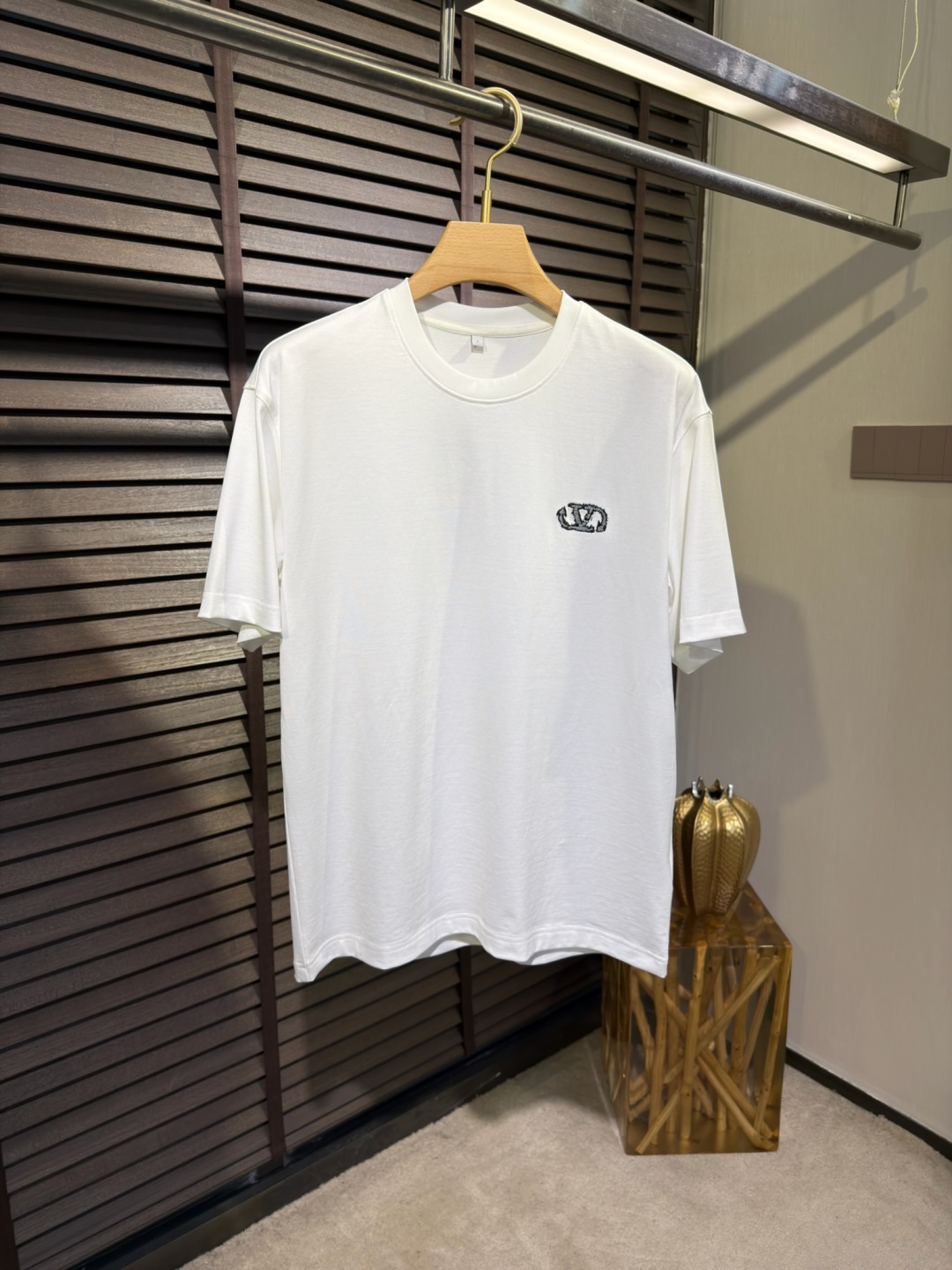 Valentin&华伦天🦌2026SS新款圆领短袖T。采用定制高支数100%有机棉面料，自带清凉感，抗皱