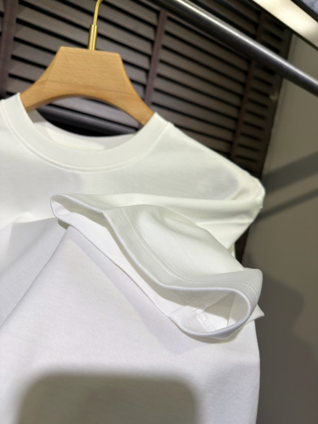 Valentin&华伦天🦌2026SS新款圆领短袖T。采用定制高支数100%有机棉面料，自带清凉感，抗皱