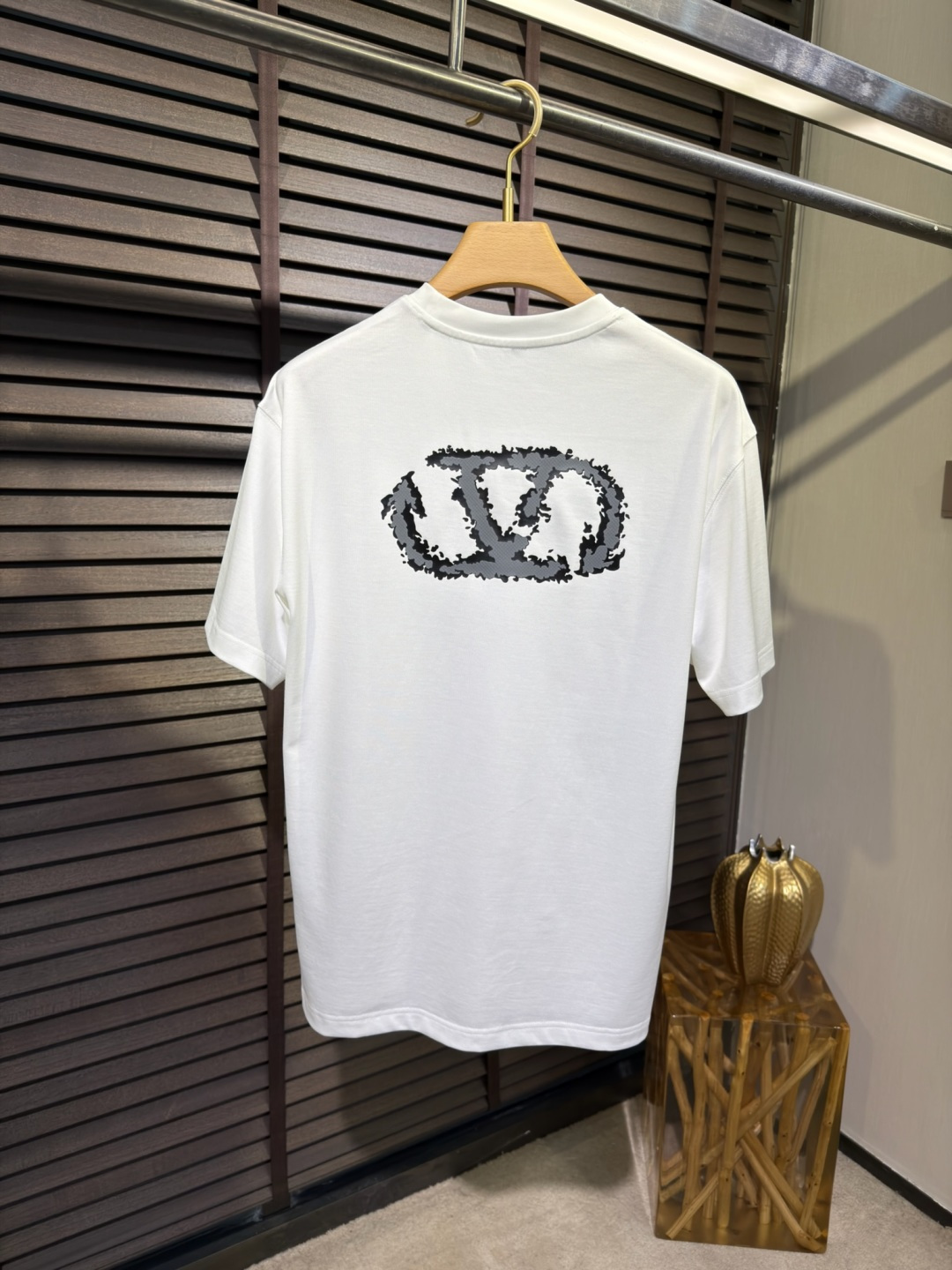 Valentin&华伦天🦌2026SS新款圆领短袖T。采用定制高支数100%有机棉面料，自带清凉感，抗皱