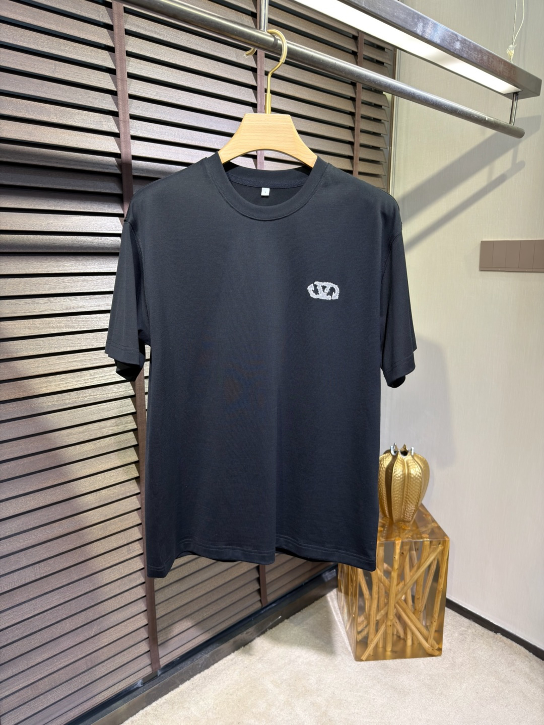 Valentin&华伦天🦌2026SS新款圆领短袖T。采用定制高支数100%有机棉面料，自带清凉感，抗皱