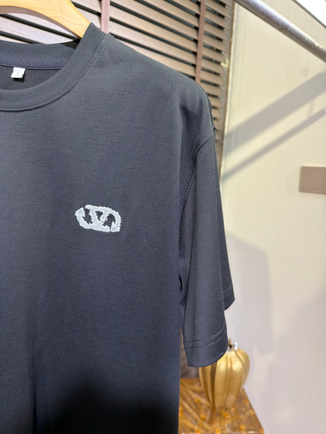 Valentin&华伦天🦌2026SS新款圆领短袖T。采用定制高支数100%有机棉面料，自带清凉感，抗皱
