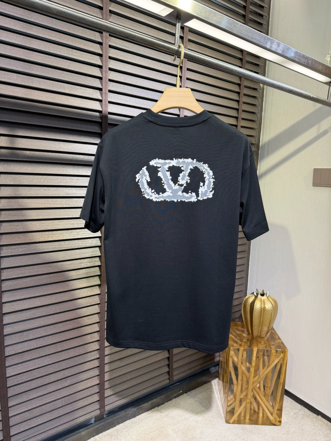 Valentin&华伦天🦌2026SS新款圆领短袖T。采用定制高支数100%有机棉面料，自带清凉感，抗皱