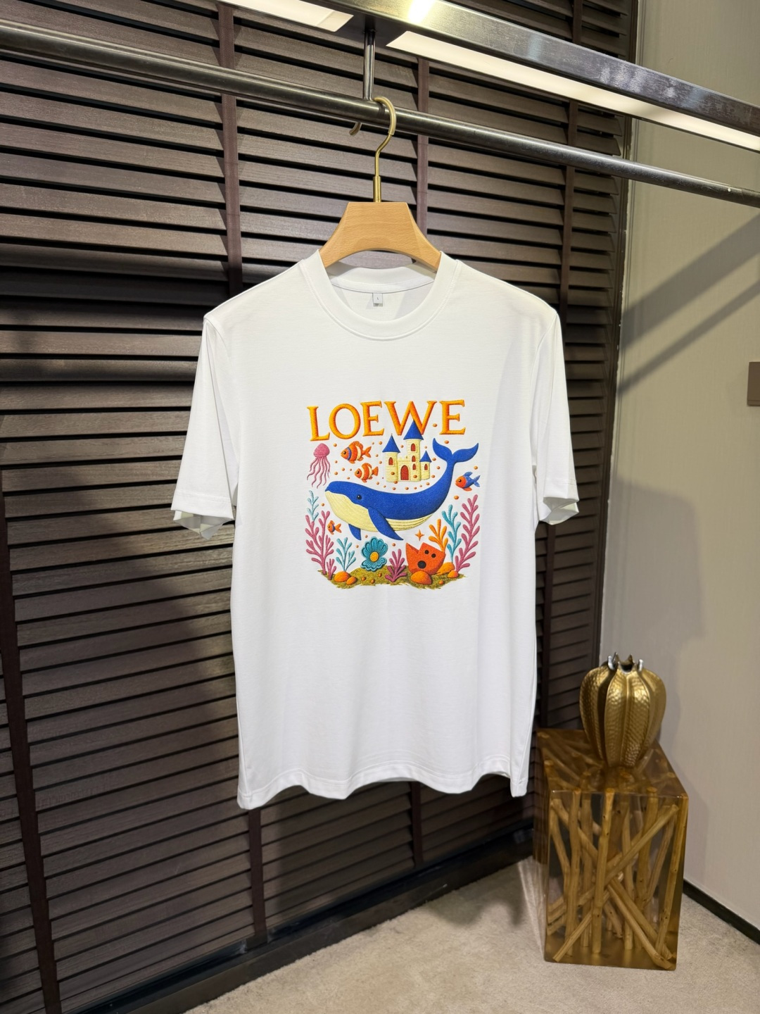 Leow&罗意🧣2026SS新款圆领T。柜子最新款。，胸前经典图案。采用定制高支数莫代尔➕棉➕氨纶混纺面