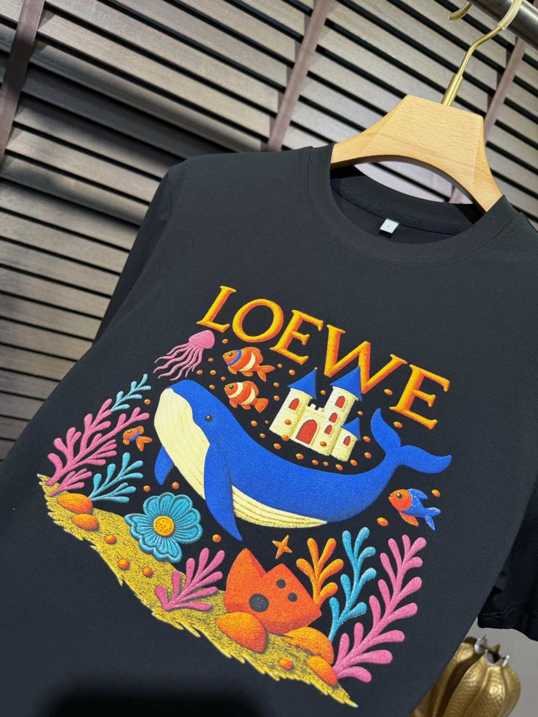 Leow&罗意🧣2026SS新款圆领T。柜子最新款。，胸前经典图案。采用定制高支数莫代尔➕棉➕氨纶混纺面