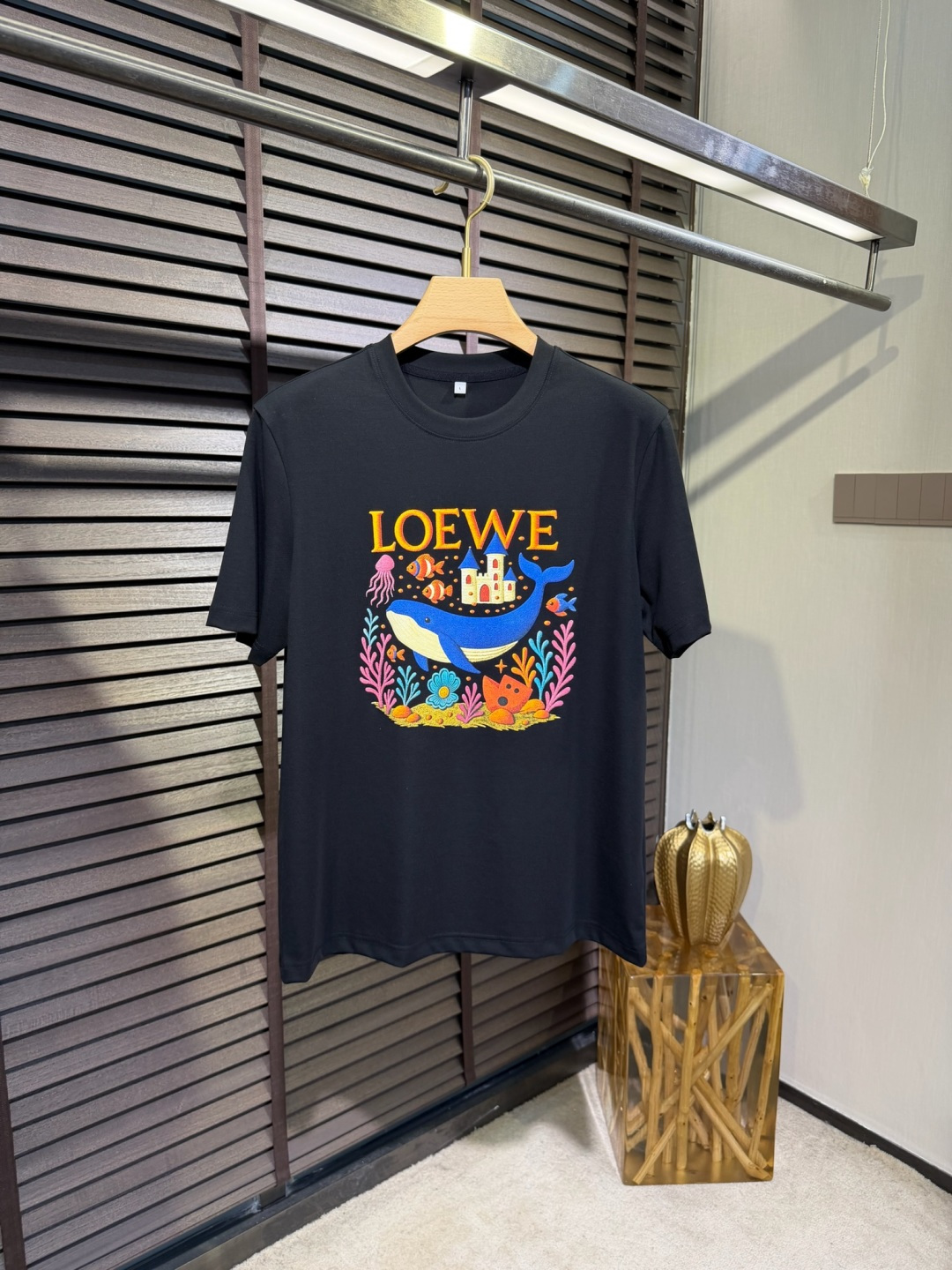 Leow&罗意🧣2026SS新款圆领T。柜子最新款。，胸前经典图案。采用定制高支数莫代尔➕棉➕氨纶混纺面