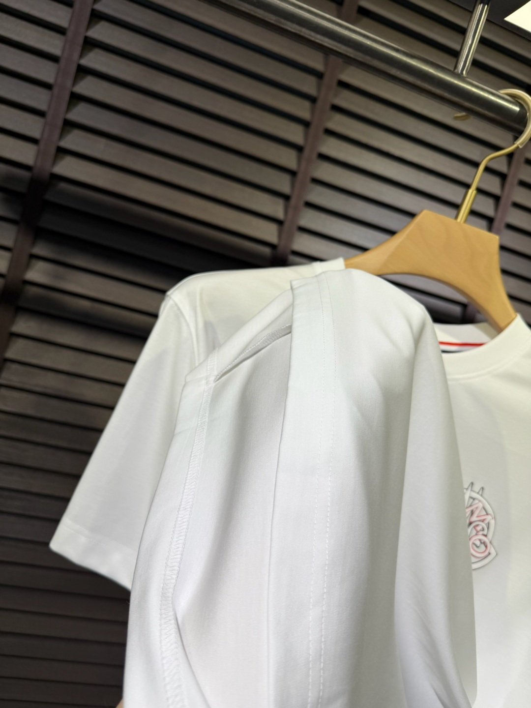 Moncl&蒙👄2026SS新款圆领T。柜子最新款。，胸前经典图案。采用定制高支数莫代尔➕棉➕氨纶混纺面