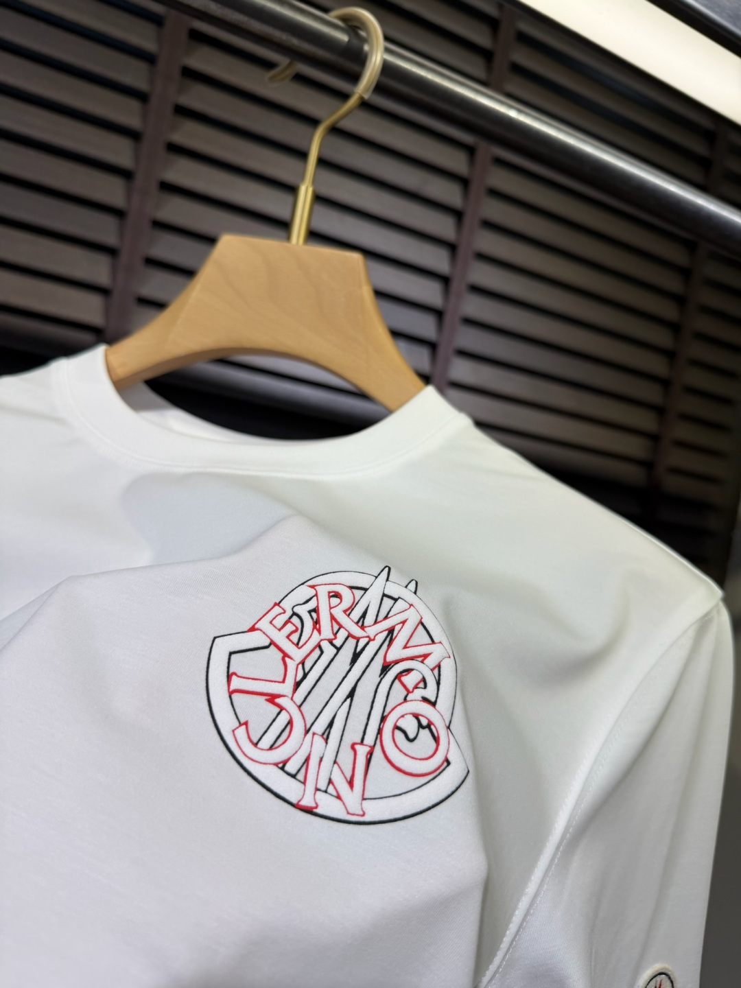 Moncl&蒙👄2026SS新款圆领T。柜子最新款。，胸前经典图案。采用定制高支数莫代尔➕棉➕氨纶混纺面