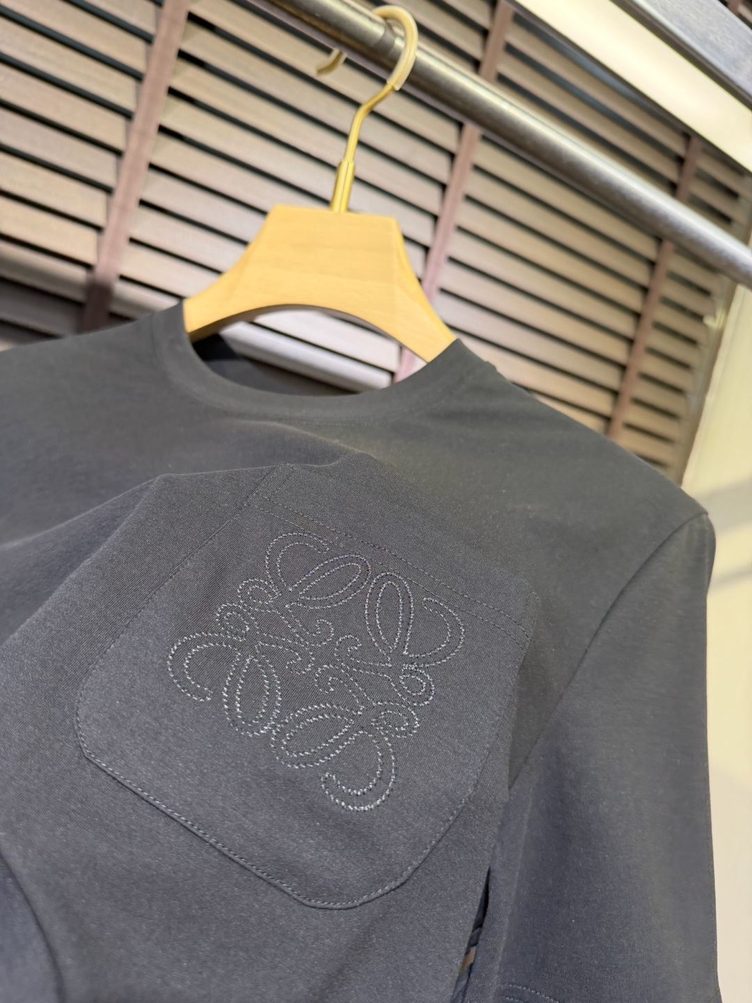 Leow&罗意🧣2026SS新款圆领T。柜子最新款。，胸前经典图案。采用定制高支数莫代尔➕棉➕氨纶混纺面