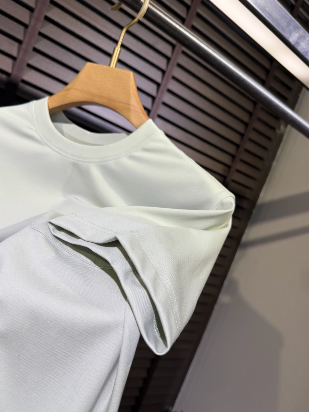Leow&罗意🧣2026SS新款圆领T。柜子最新款。，胸前经典图案。采用定制高支数莫代尔➕棉➕氨纶混纺面