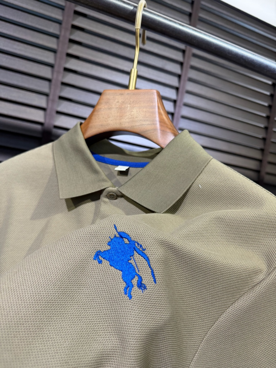 Bur&巴宝粒2026SS新款Polo衫。柜子在售爆款。采用定制高支数精苏棉➕桑蚕丝混纺网眼珠地面料，软