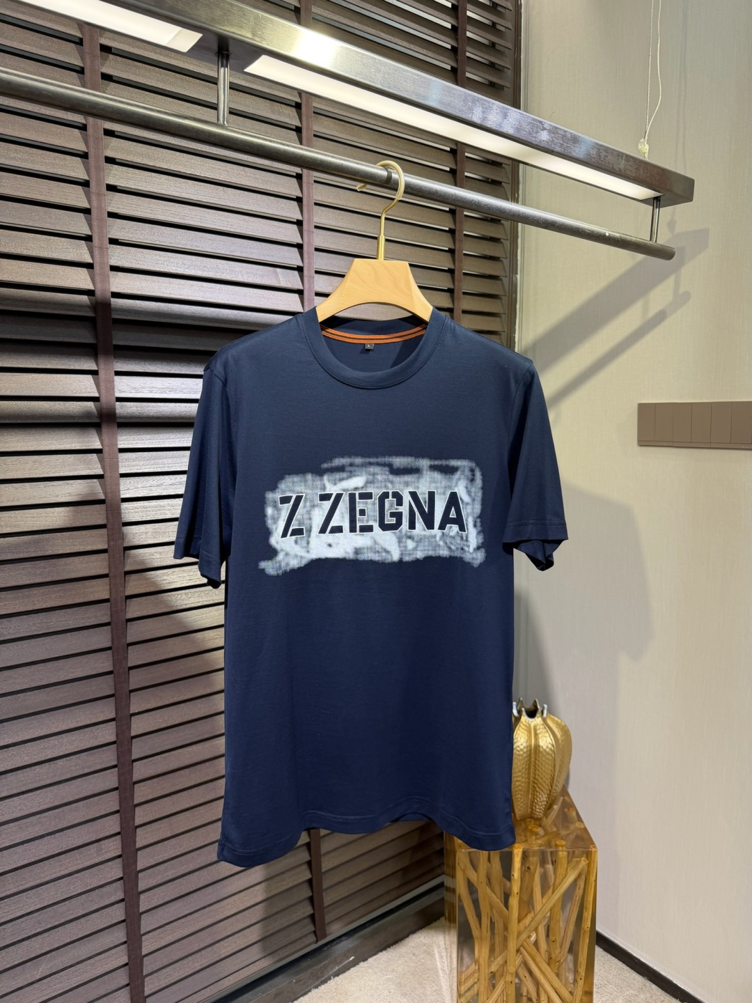 zegn&杰尼🦷2026SS新款圆领短袖T。采用定制高支数87%棉➕17%桑蚕丝混纺面料，自带清凉感，抗