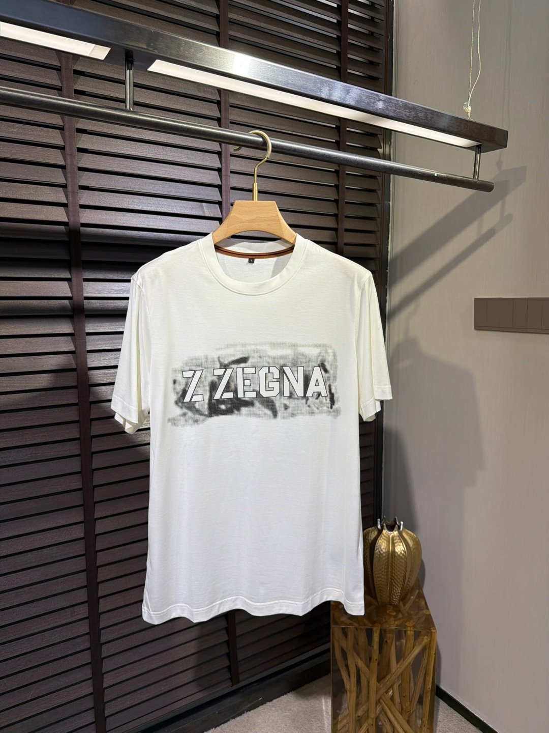 zegn&杰尼🦷2026SS新款圆领短袖T。采用定制高支数87%棉➕17%桑蚕丝混纺面料，自带清凉感，抗