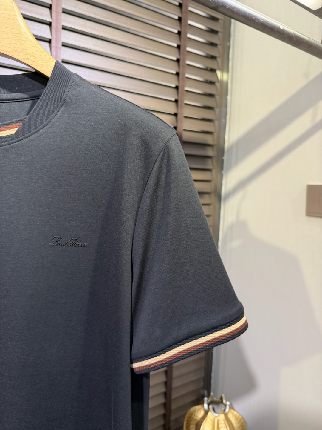 loro Pian&loro Piana&诺悠翩雅2026SS新款圆领T。柜子最新款。，胸前经典图案。采
