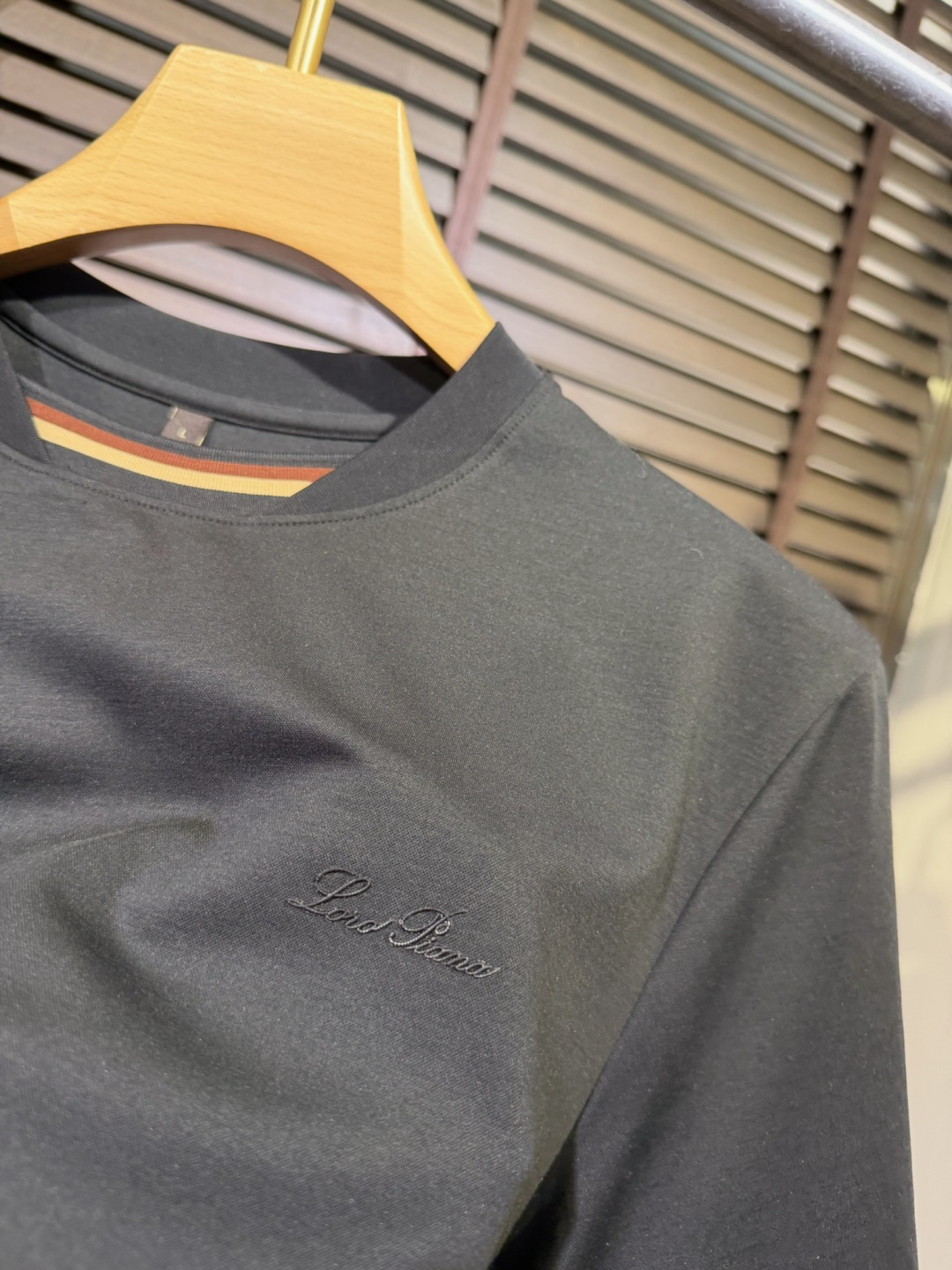 loro Pian&loro Piana&诺悠翩雅2026SS新款圆领T。柜子最新款。，胸前经典图案。采