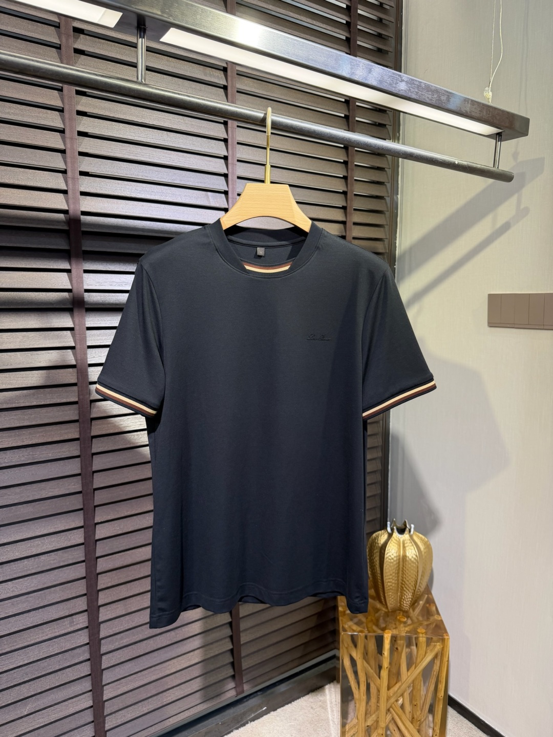loro Pian&loro Piana&诺悠翩雅2026SS新款圆领T。柜子最新款。，胸前经典图案。采