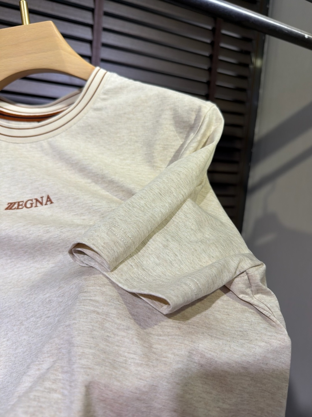 zegn&杰尼🦷2026SS新款圆领短袖T。采用定制高支数87%棉➕17%桑蚕丝混纺面料，自带清凉感，抗