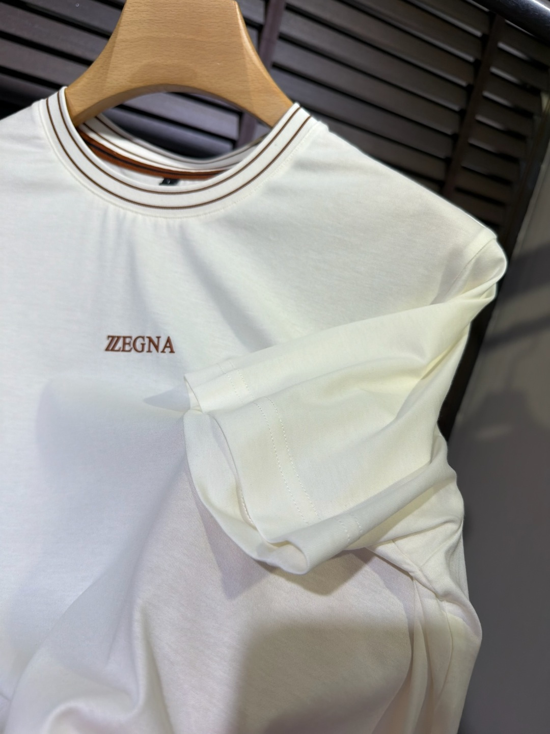 zegn&杰尼🦷2026SS新款圆领短袖T。采用定制高支数87%棉➕17%桑蚕丝混纺面料，自带清凉感，抗