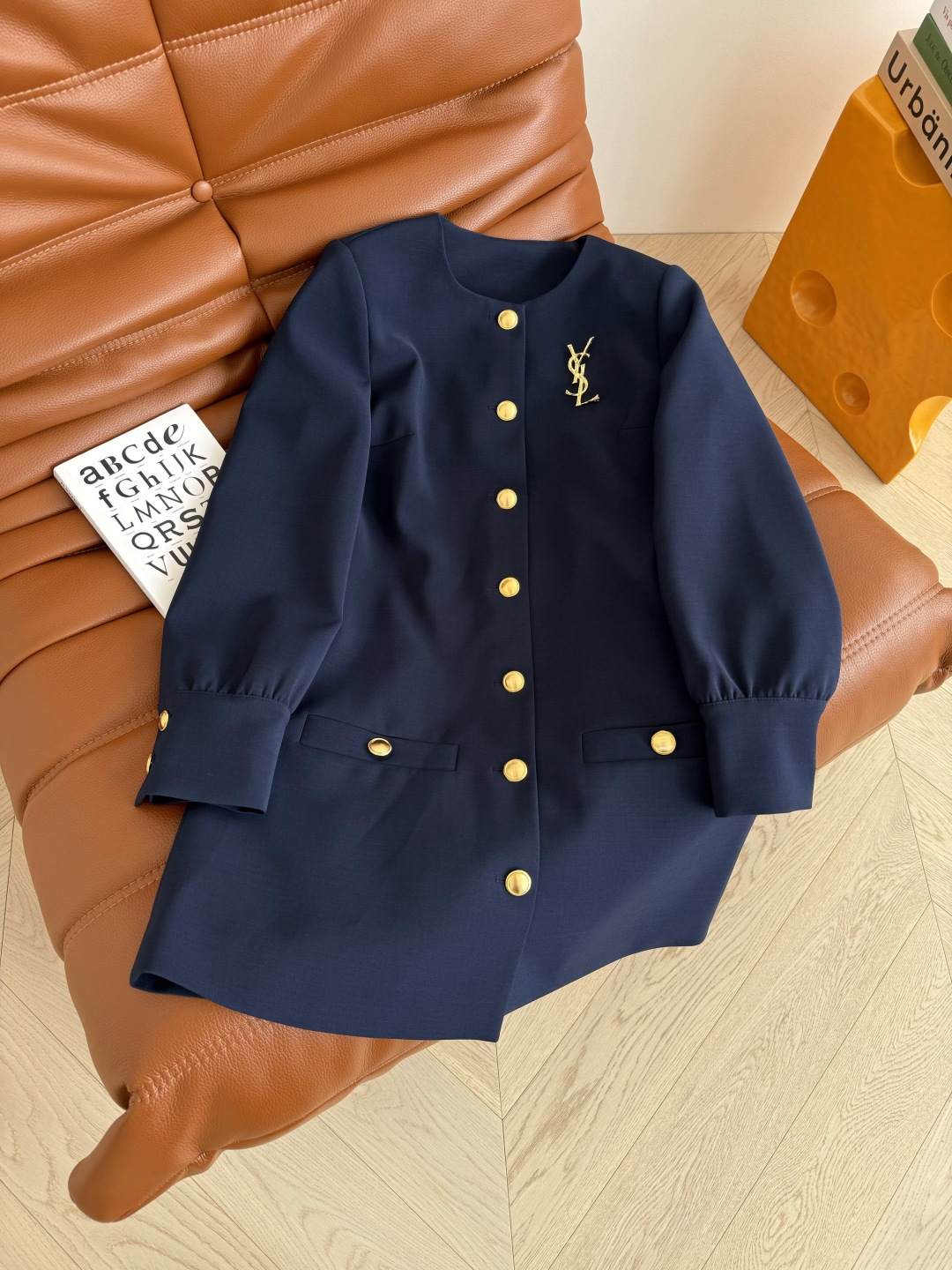 气质感连衣裙 25秋冬 金属字母胸针装饰藏蓝色连衣裙 颜色是很正的藏蓝色 满满的高级感 上身巨显气质 韩