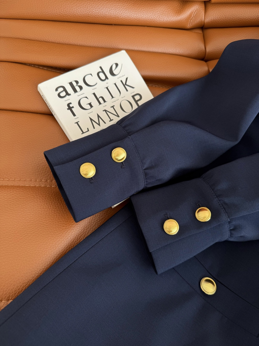 气质感连衣裙 25秋冬 金属字母胸针装饰藏蓝色连衣裙 颜色是很正的藏蓝色 满满的高级感 上身巨显气质 韩