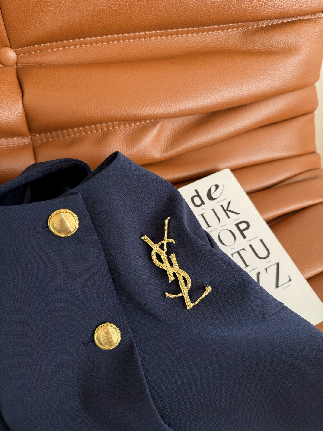 气质感连衣裙 25秋冬 金属字母胸针装饰藏蓝色连衣裙 颜色是很正的藏蓝色 满满的高级感 上身巨显气质 韩