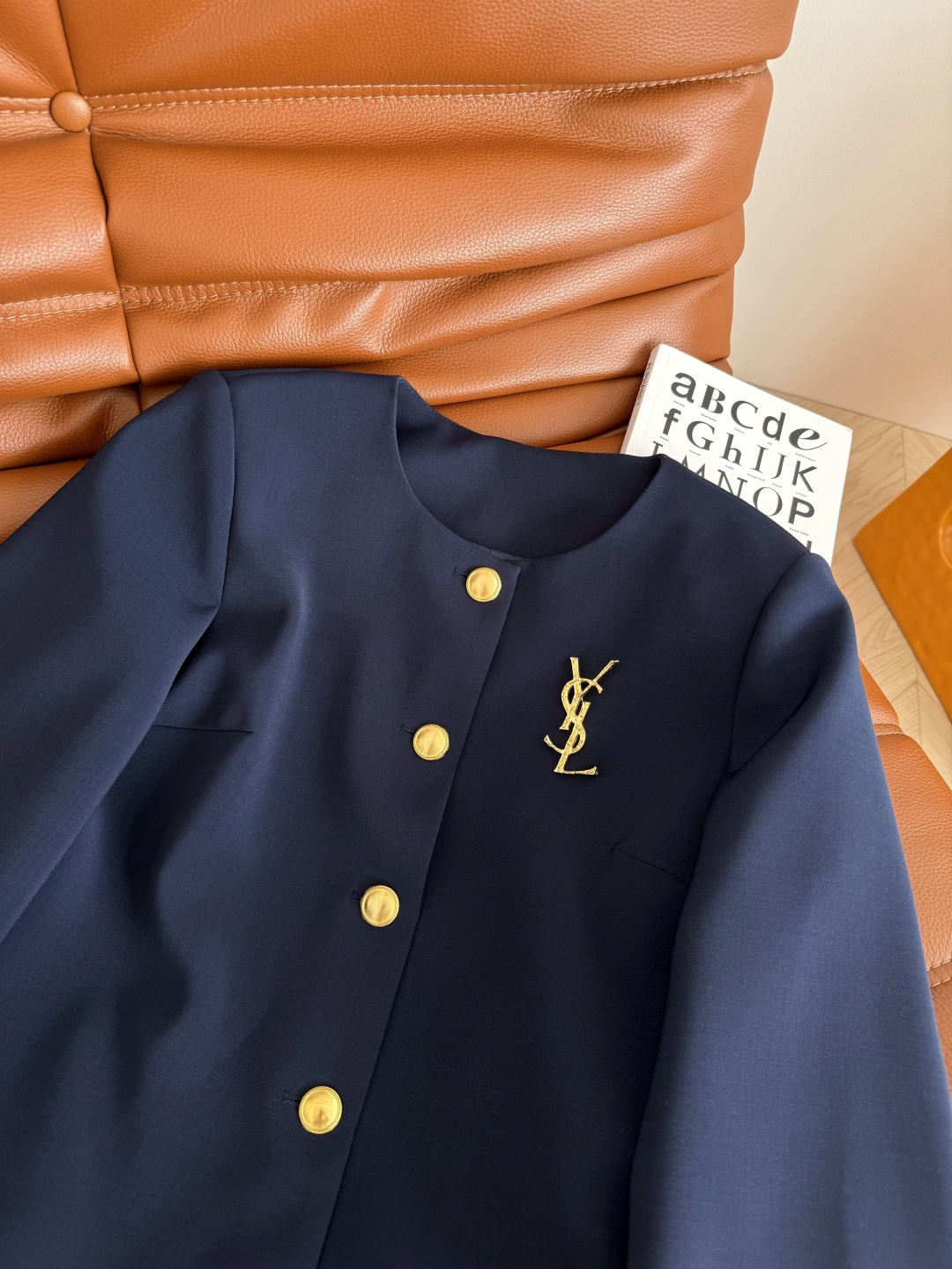 气质感连衣裙 25秋冬 金属字母胸针装饰藏蓝色连衣裙 颜色是很正的藏蓝色 满满的高级感 上身巨显气质 韩