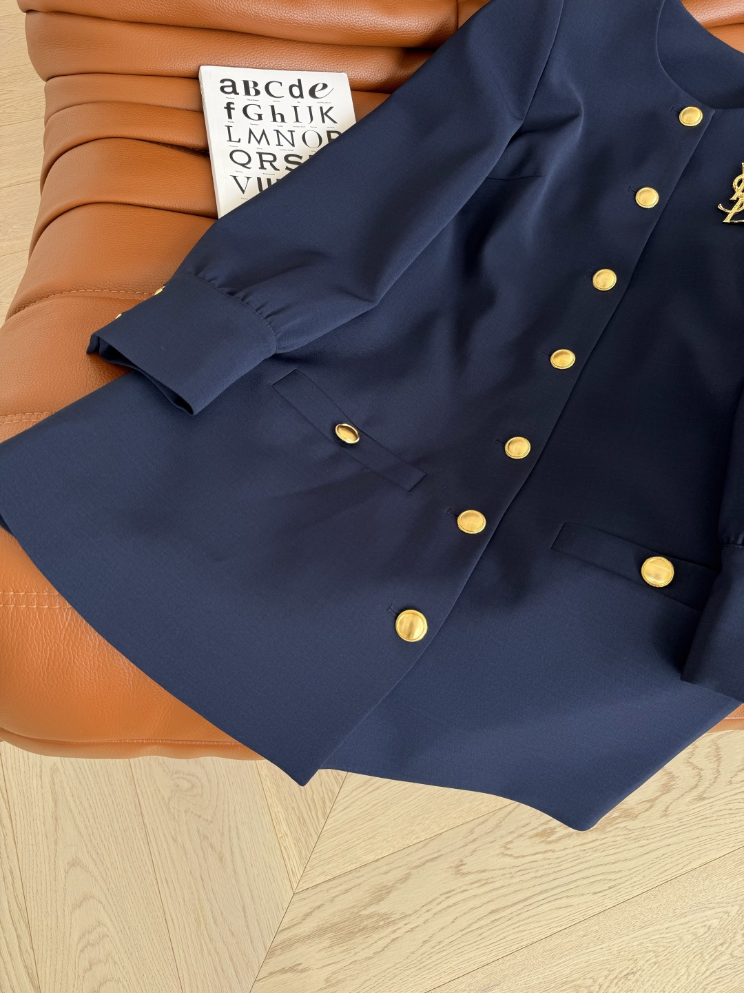 气质感连衣裙 25秋冬 金属字母胸针装饰藏蓝色连衣裙 颜色是很正的藏蓝色 满满的高级感 上身巨显气质 韩