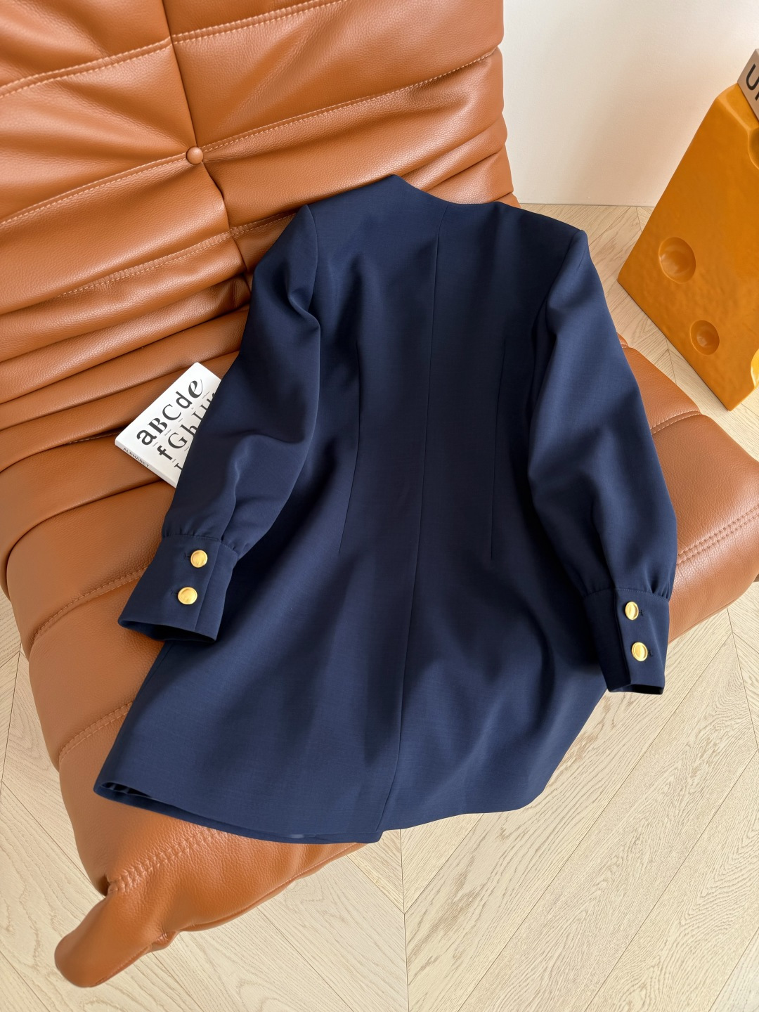 气质感连衣裙 25秋冬 金属字母胸针装饰藏蓝色连衣裙 颜色是很正的藏蓝色 满满的高级感 上身巨显气质 韩