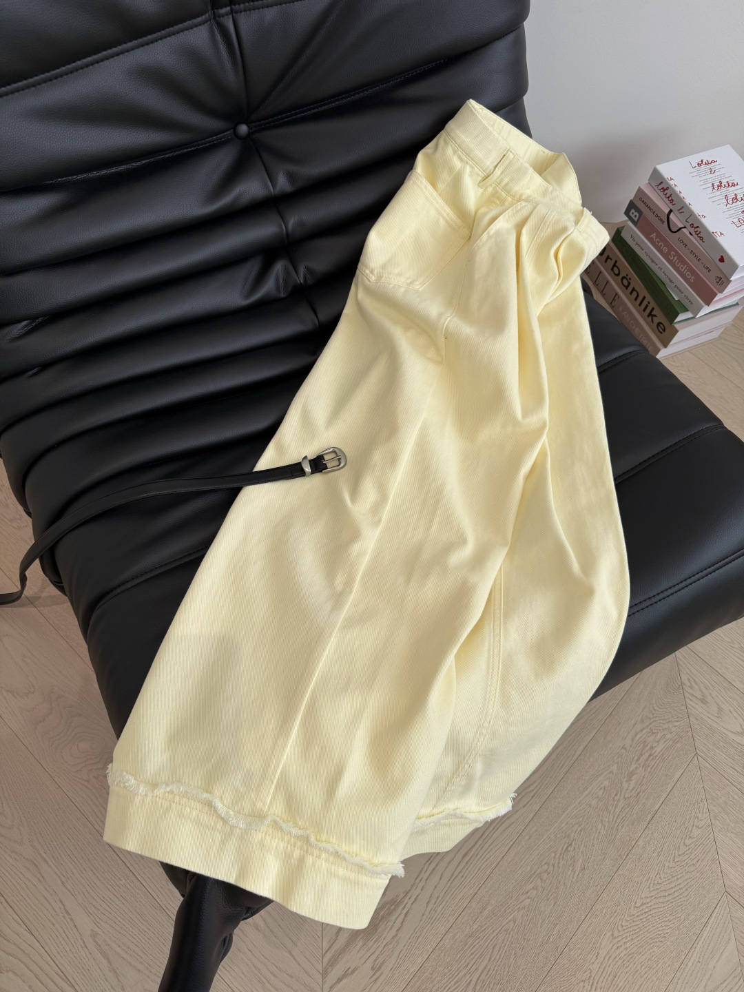 25ss 🆕极简风阔腿牛仔裤 将时髦程度再上升一个台阶 属于随性松弛的慵懒风单品 捏褶阔腿版型 裤中明线
